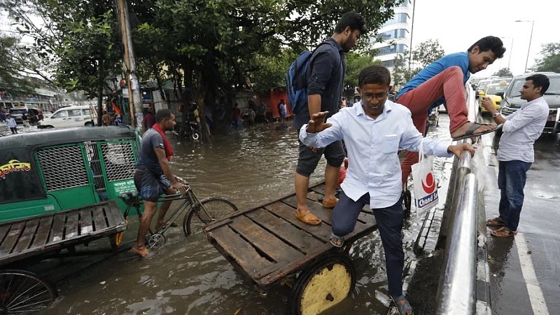 আড়াই ঘণ্টার বৃষ্টিতে ঢাকায় কোথাও হাঁটুপানি, কোথাও কোমরপানি