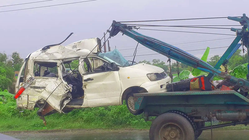 কুমিল্লায় মাইক্রোবাসের পেছনে বাসের ধাক্কায় শিশুসহ নিহত ৪