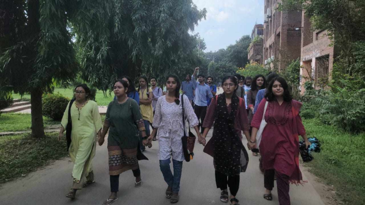 সীমান্ত হত্যার প্রতিবাদে জাহাঙ্গীরনগরে বিক্ষোভ