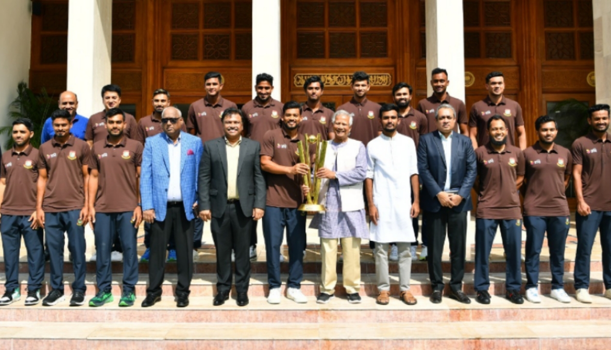 ক্রিকেট দলকে সংবর্ধনা দিলেন প্রধান উপদেষ্টা