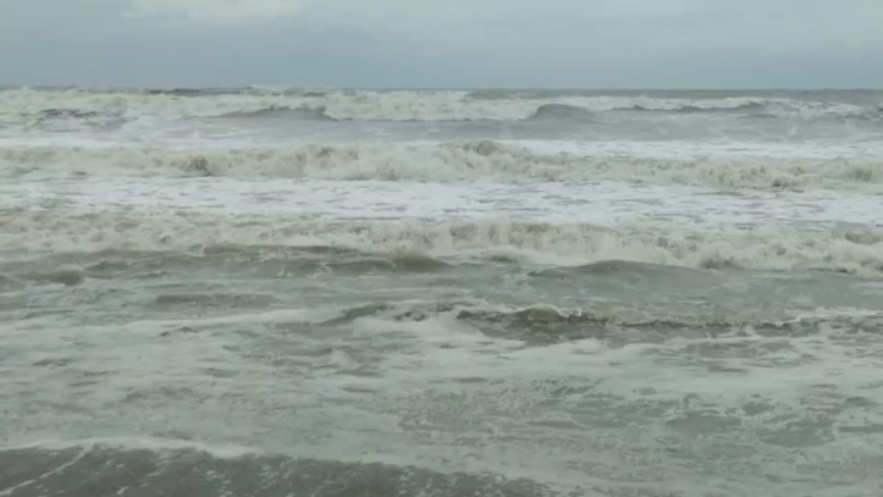 কক্সবাজারে হোটেলে আটকা পড়েছে ২৫ হাজার পর্যটক