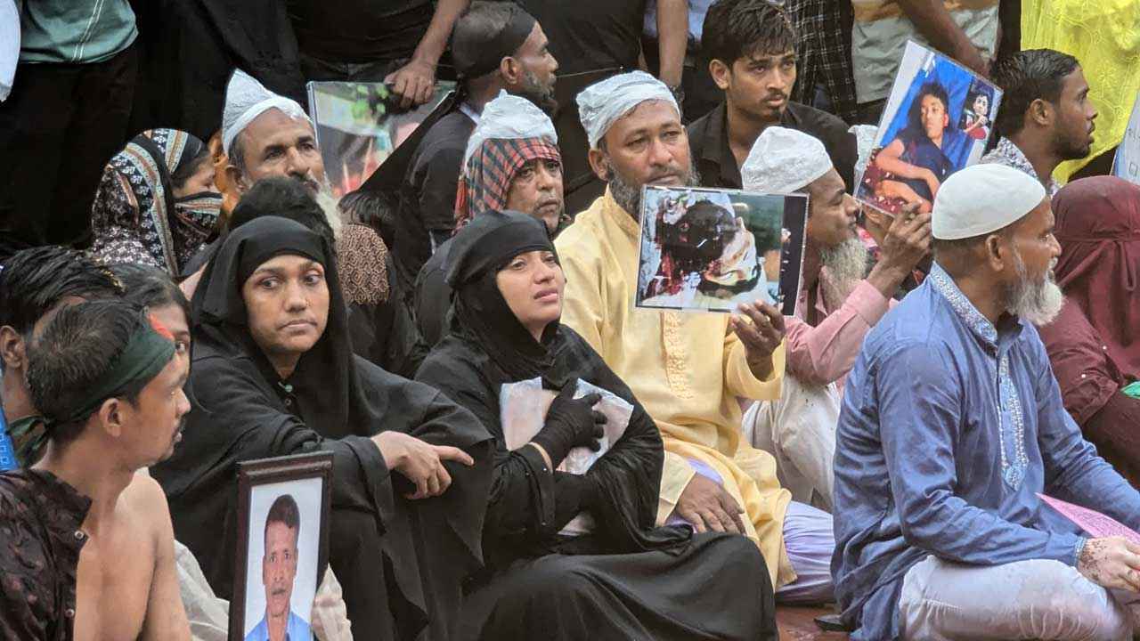 বৃষ্টিভেজা স্মরণসভায় শহীদ ও গুম পরিবারের সদস্যদের আর্তনাদ