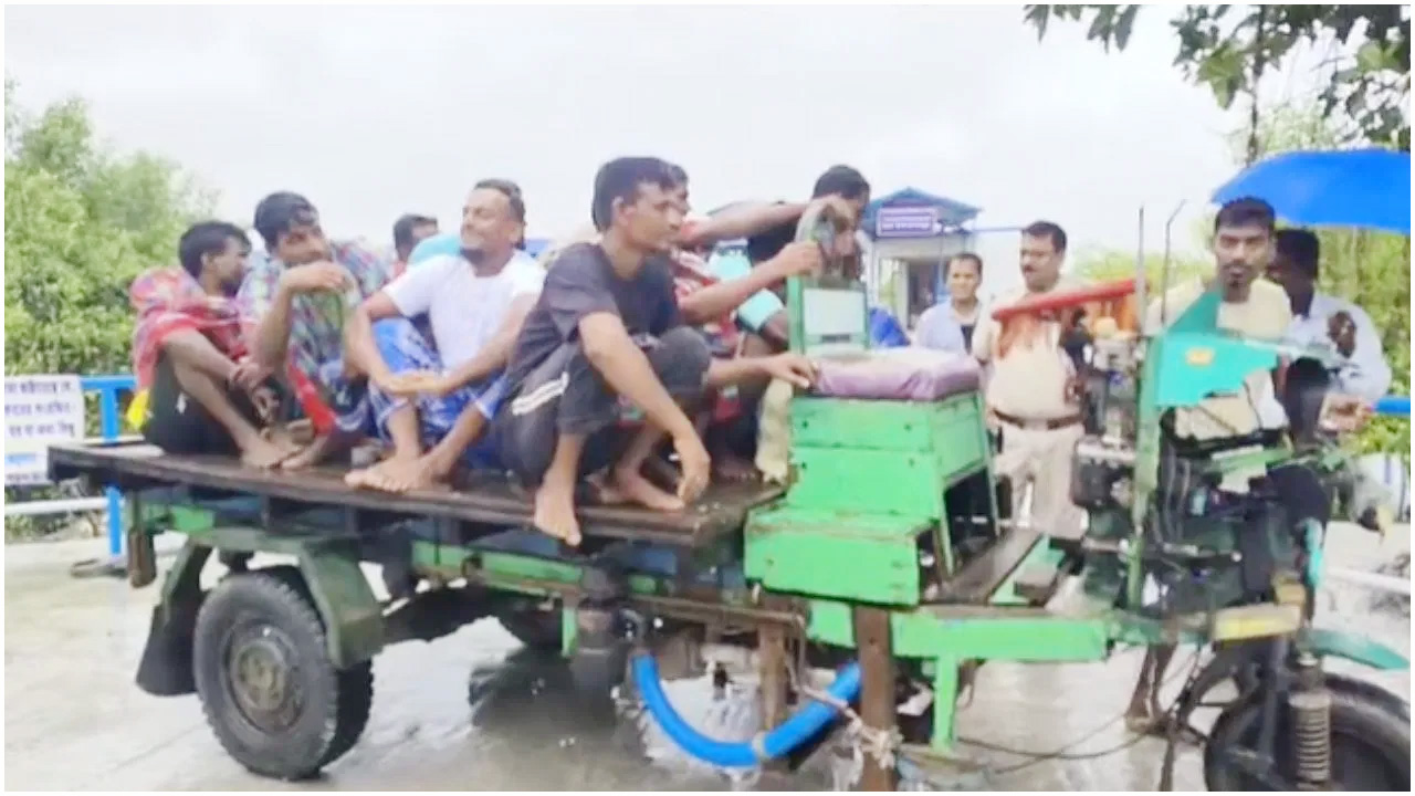 ১২ বাংলাদেশি জেলেকে উদ্ধার করলেন ভারতীয় জেলেরা