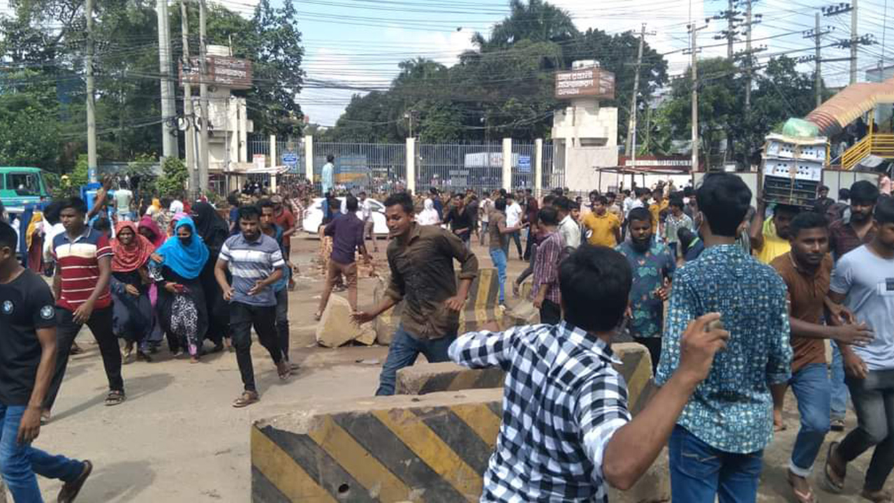 আশুলিয়ায় দুই পোশাক কারখানার শ্রমিকদের সংঘর্ষ, নিহত ১