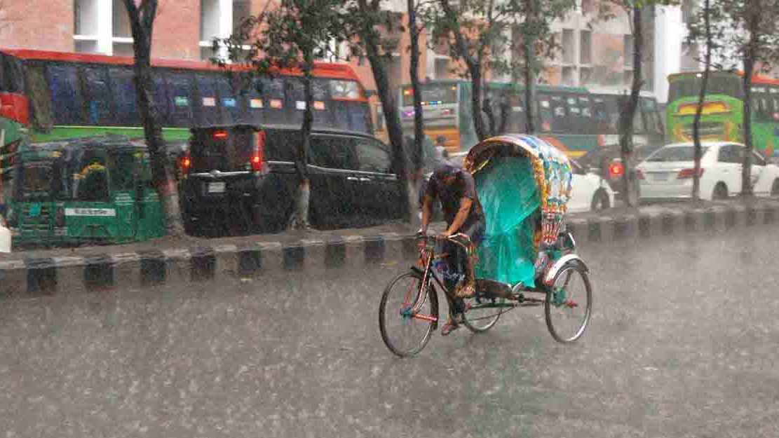 সারাদেশে ভারী বৃষ্টির আভাস, বন্দরে ৩ নম্বর সতর্ক সংকেত