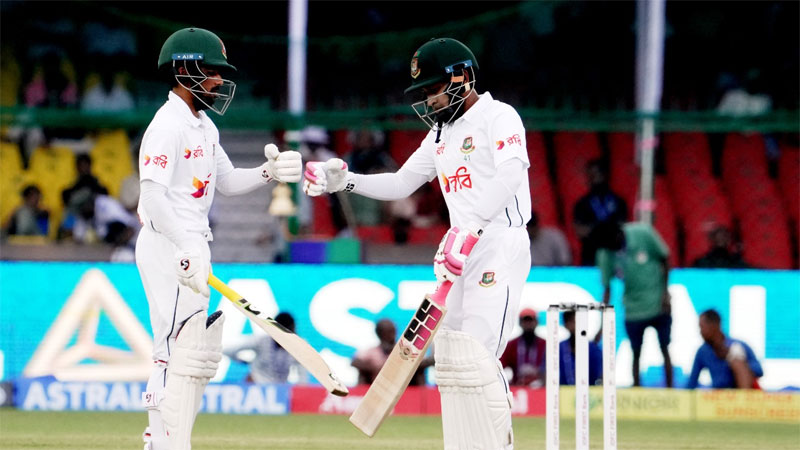 বৃষ্টিতে ৩৫ ওভারেই শেষ প্রথম দিনের খেলা