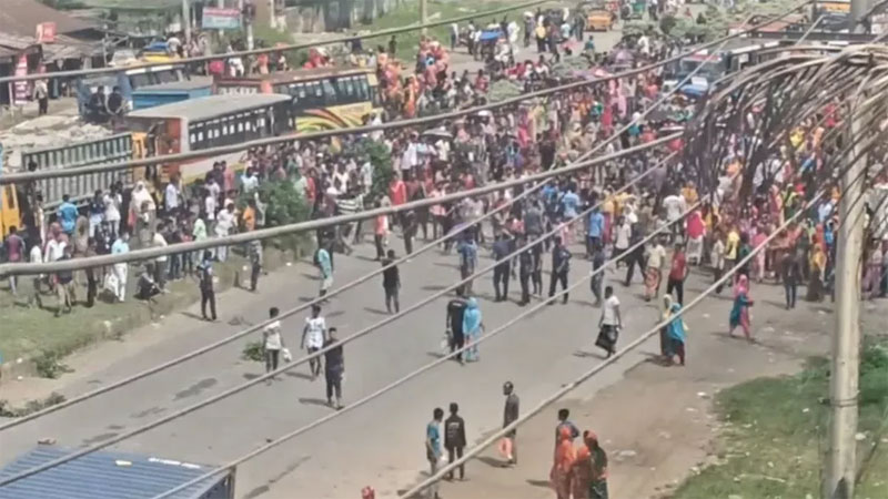 গাজীপুরে দুটি কারখানায় শ্রমিক অসন্তোষ, মহাসড়ক অবরোধ