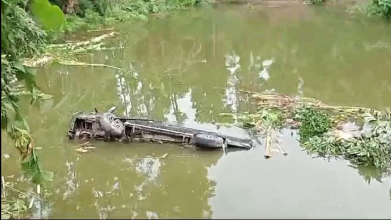 মাইক্রোবাস চাপায় ৪ শিশু নিহত