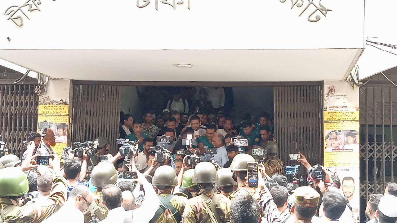 আত্মসমর্পণ করে কারাগারে গেলেন মাহমুদুর রহমান
