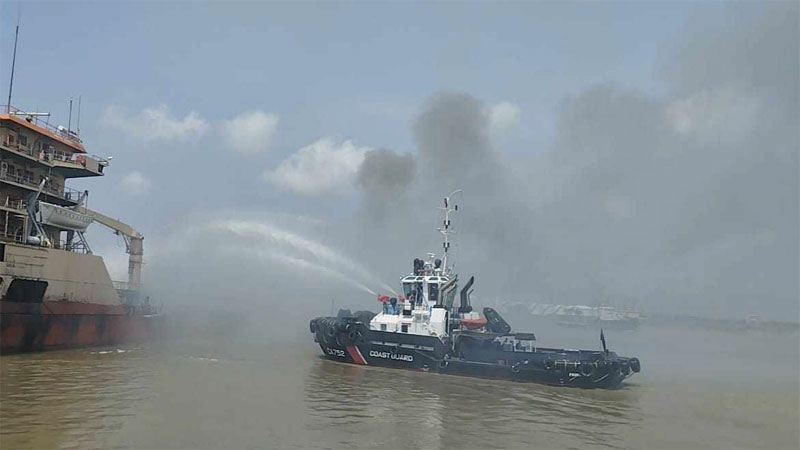 পতেঙ্গায় জাহাজে বিস্ফোরণের পর আগুন