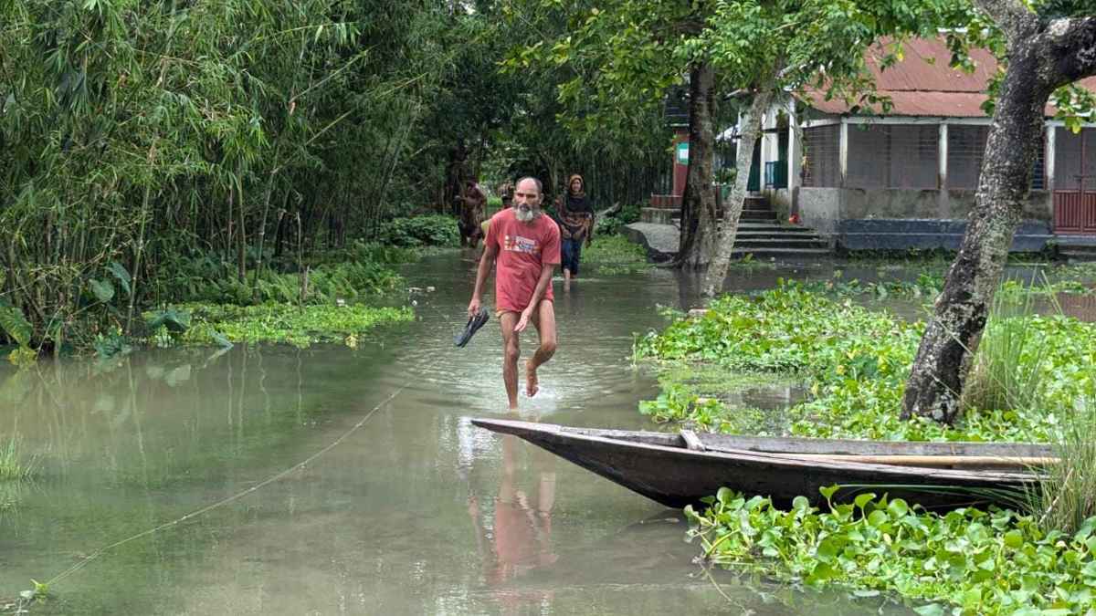 আকস্মিক বন্যায় পানিবন্দি লক্ষাধিক মানুষ, ব্যাপক ক্ষয়ক্ষতির শঙ্কা