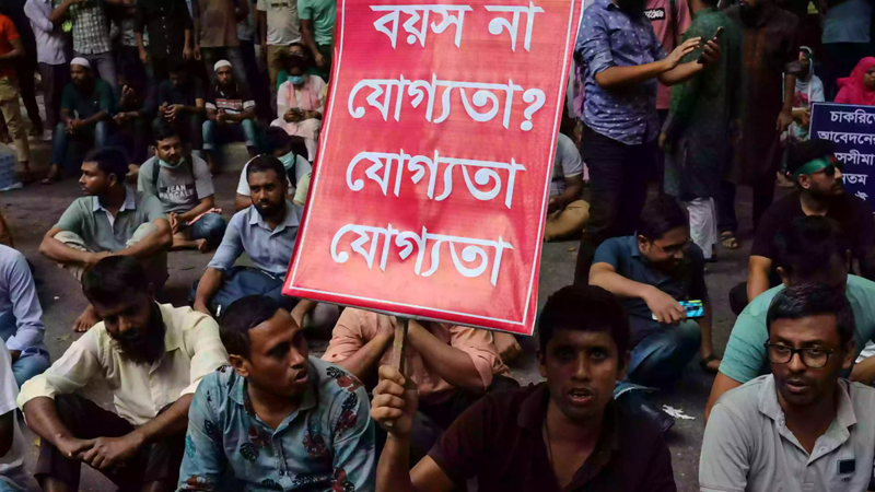 চাকরির বয়সসীমা ৩৫ করার দাবিতে আন্দোলনরতদের সঙ্গে পুলিশের সংঘর্ষ
