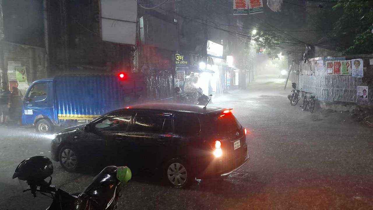 মৌসুমি বায়ুর প্রভাবে রাজধানীসহ ১৩ জেলায় ভারী বৃষ্টি