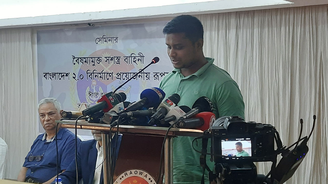 রাষ্ট্রপতিকে অপসারণের পর এবার সংবিধান বাতিলের দাবি হাসনাতের