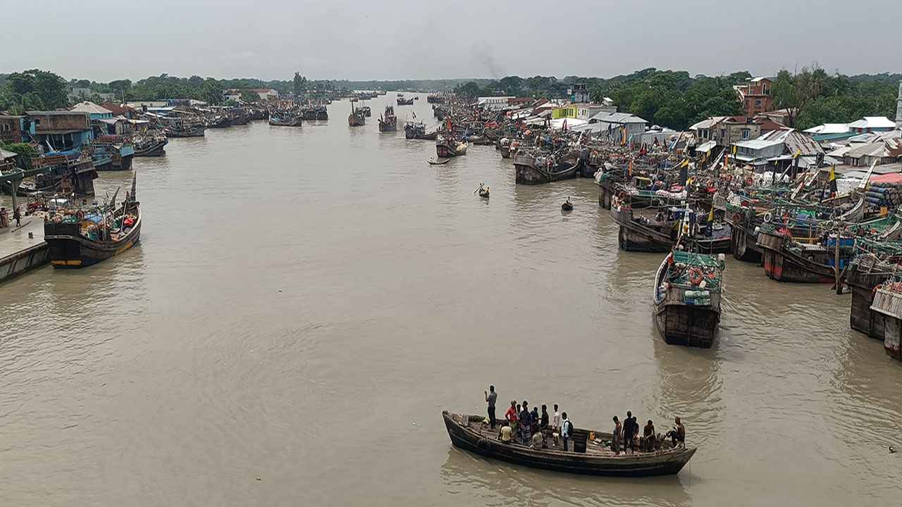 সাগরে ২২ দিনের মাছ ধরার নিষেধাজ্ঞা, ঘাটে ফিরছে জেলেরা