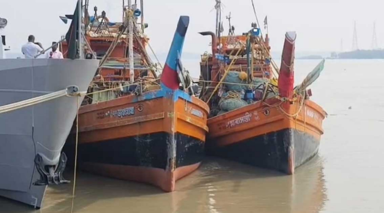 অবৈধ অনুপ্রবেশের অভিযোগে দুটি ভারতীয় পতাকাবাহী ট্রলার জব্দ, ৩১ জেলে আটক