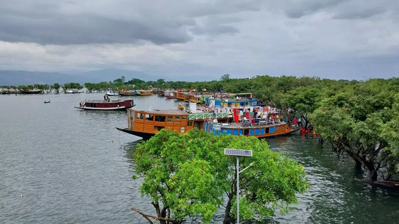 পর্যটকে মুখরিত হাওর, দুই মাসের ক্ষতি কাটিয়ে ওঠার আশায় ব্যবসায়ীরা