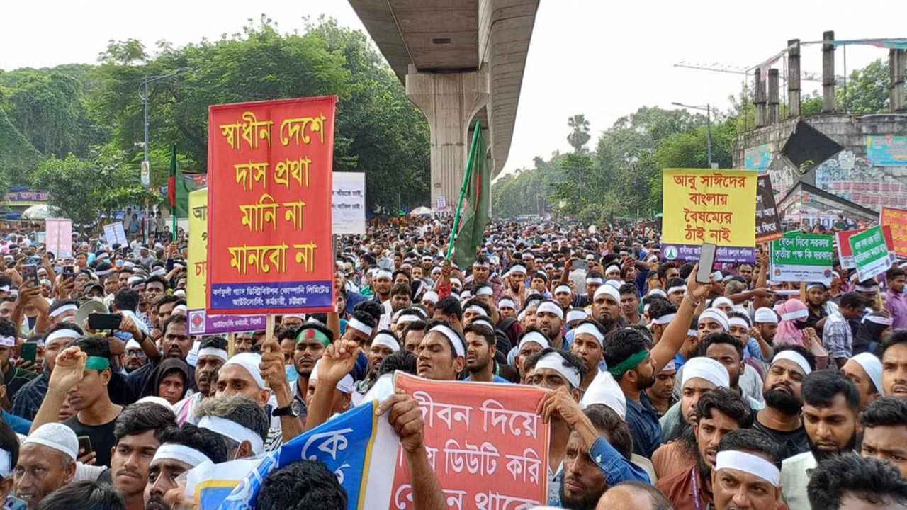 আউটসোর্সিং কর্মীদের শাহবাগ অবরোধ