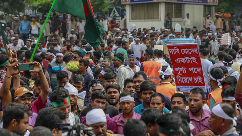 সাত ঘণ্টা পর শাহবাগ ছাড়লেন আউটসোর্সিং কর্মীরা