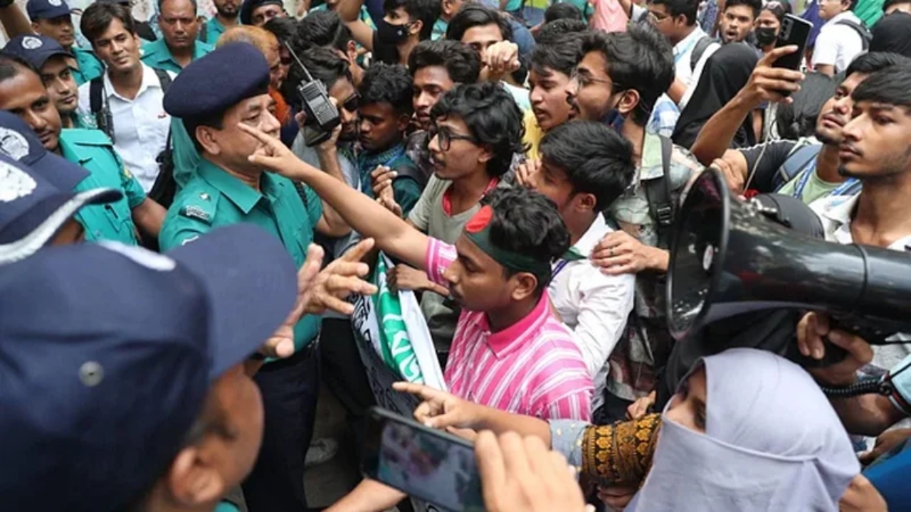বিক্ষোভের মুখে ঢাকা বোর্ড চেয়ারম্যানের পদত্যাগের ঘোষণা