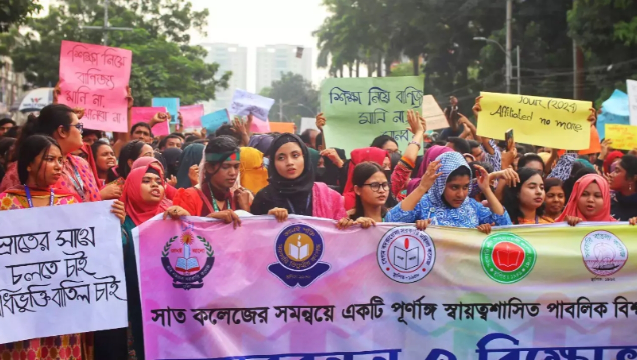 সাত কলেজ শিক্ষার্থীদের নীলক্ষেত ও নিউমার্কেট মোড় অবরোধ