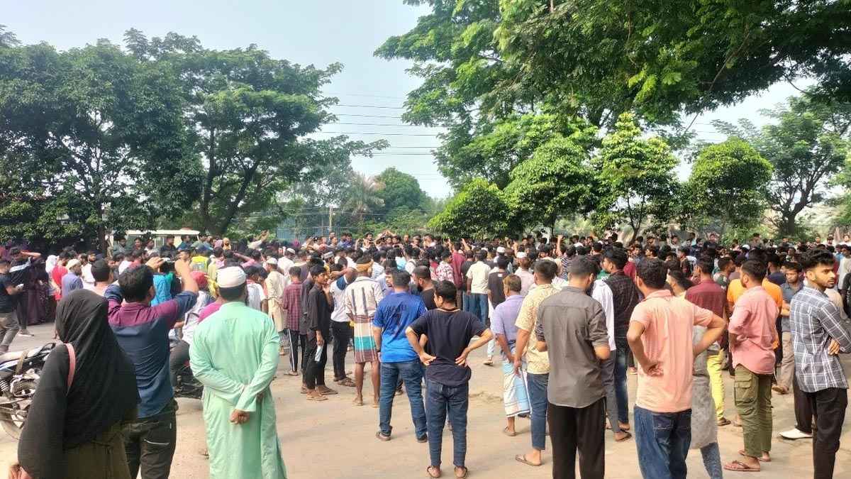 ব্যাংকে টাকা না পেয়ে গ্রাহকদের ঢাকা-চট্টগ্রাম মহাসড়ক অবরোধ