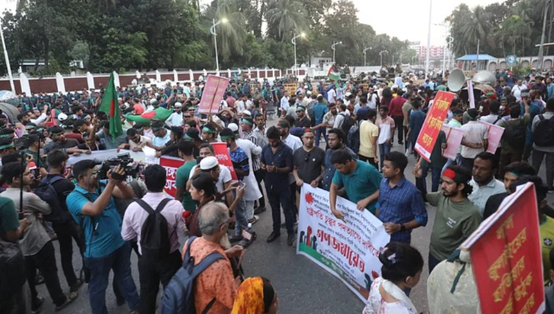 রাষ্ট্রপতির পদত্যাগের দাবিতে বঙ্গভবনের সামনে বিক্ষোভ