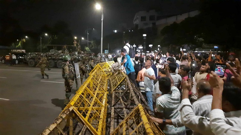 বঙ্গভবনের নিরাপত্তা ব্যারিকেড ভাঙার চেষ্টা, সেনাবাহিনীর বাধা