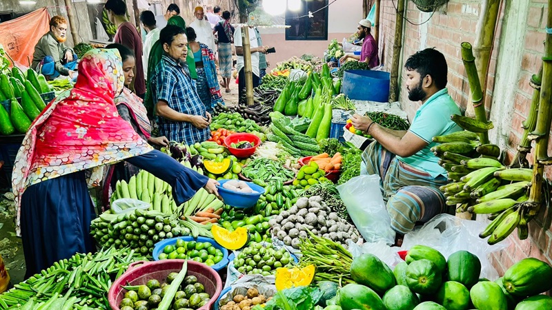 নিত্যপণ্যের মূল্য গত বছরের তুলনায় এখন কম