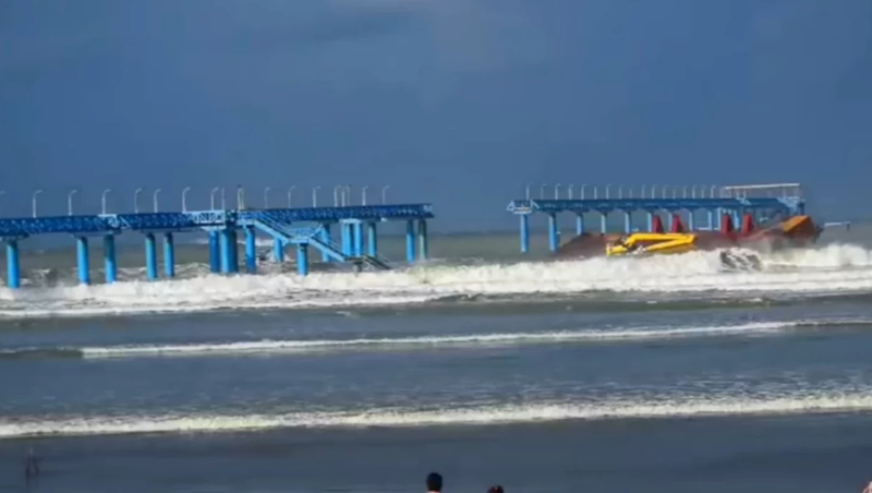 ইনানী সৈকতের নৌবাহিনীর জেটি ভেঙে দ্বিখণ্ডিত