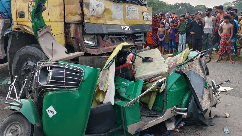 নরসিংদীতে ট্রাকচাপায় অটোরিকশার ৬ যাত্রী নিহত