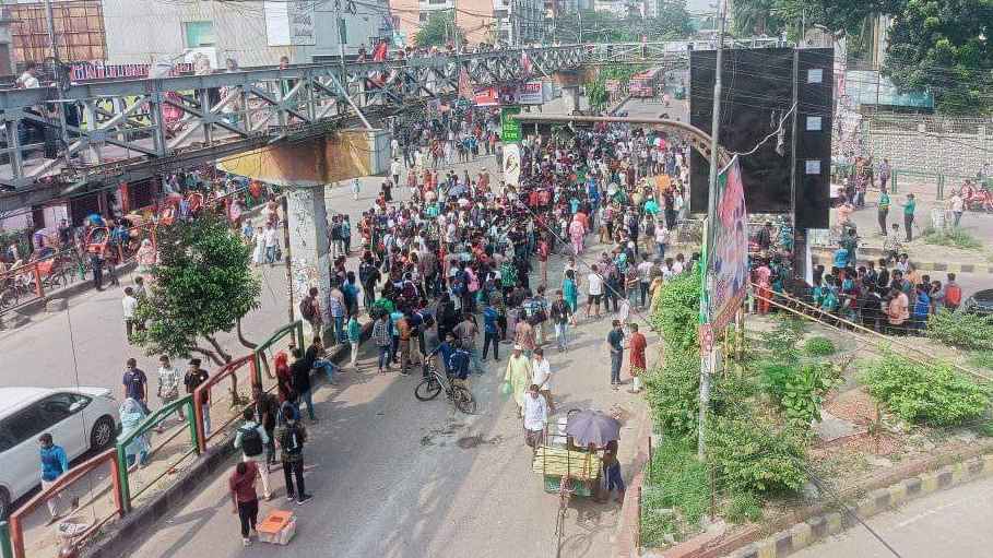 স্বতন্ত্র বিশ্ববিদ্যালয়ের দাবিতে সায়েন্সল্যাব মোড় অবরোধ