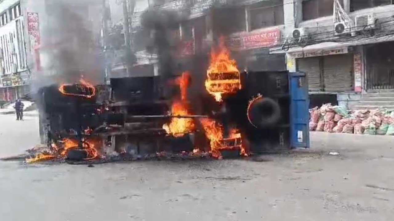 কচুক্ষেত সড়কে গার্মেন্টস শ্রমিকদের বিক্ষোভ, পুলিশের গাড়িতে আগুন