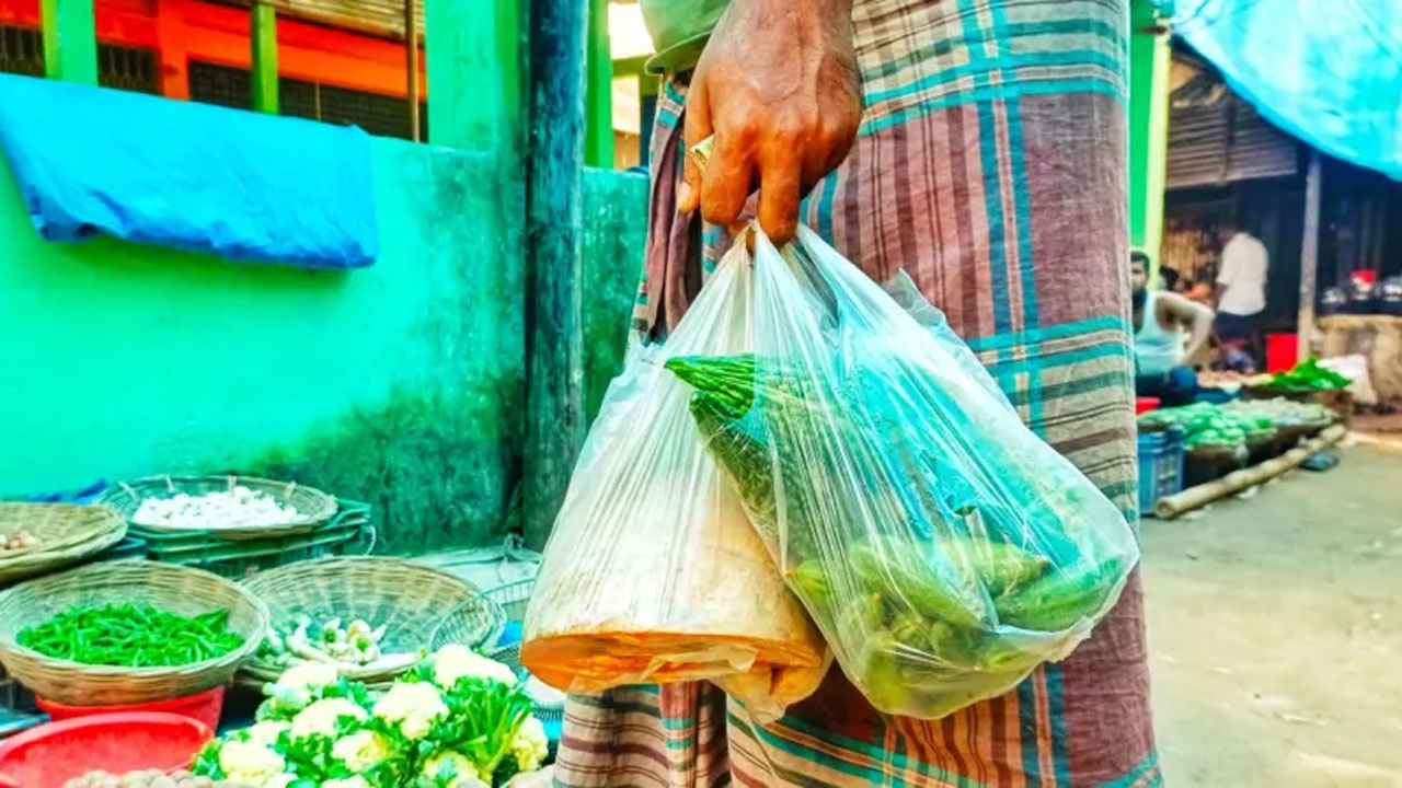আজ থেকে কাঁচাবাজারেও নিষিদ্ধ পলিথিন