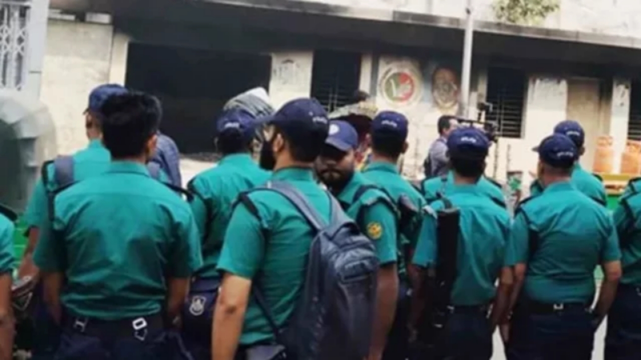 জাতীয় পার্টির কার্যলয়ের সামনে সতর্ক অবস্থানে পুলিশ