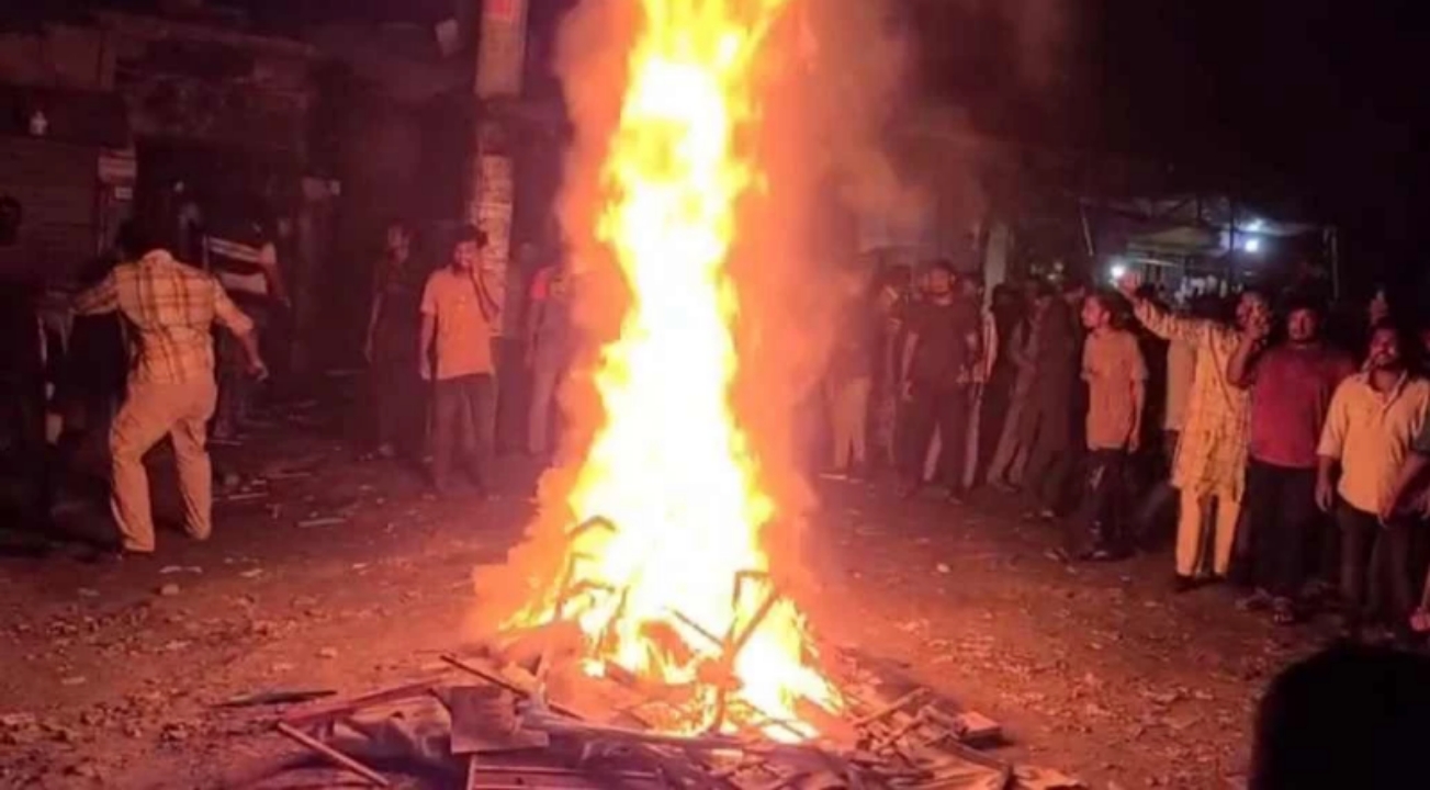 খুলনায় জাতীয় পার্টির কার্যালয়ে অগ্নিসংযোগ-ভাঙচুর