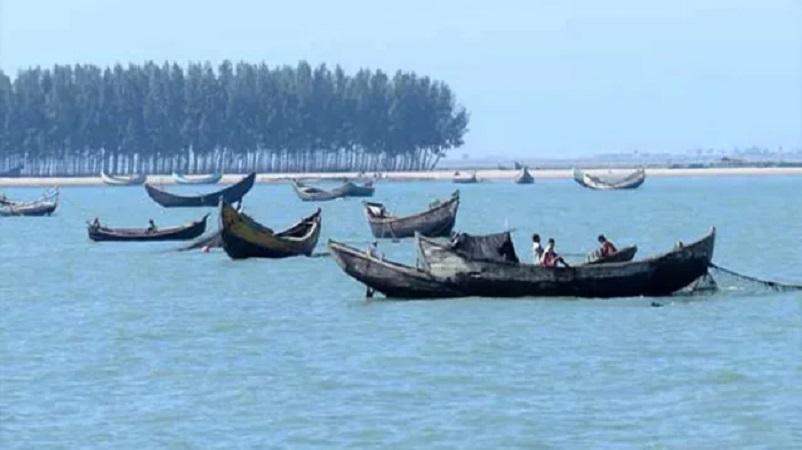 ১৫ নৌকাসহ ২০ জেলেকে ধরে নিয়ে গেছে আরাকান আর্মি