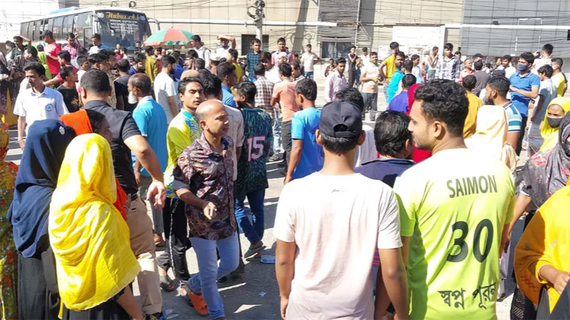 গাজীপুরে বকেয়া বেতনের দাবিতে তিন দিন ধরে মহাসড়ক অবরোধ