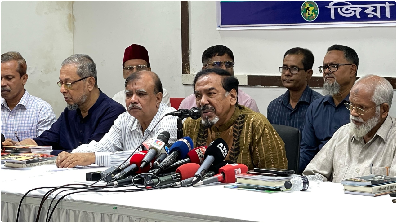 শেখ হাসিনা এখন ট্রাম্পের ছবি আশ্রয় করে বাঁচতে চান : মেজর হাফিজ 