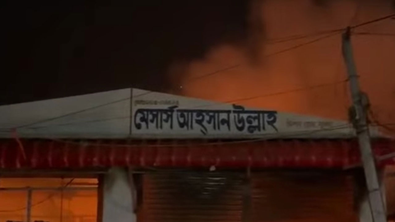 খুলনায় পাটের বস্তার গোডাউনে ভয়াবহ আগুন, নিয়ন্ত্রণে ৭ ইউনিট