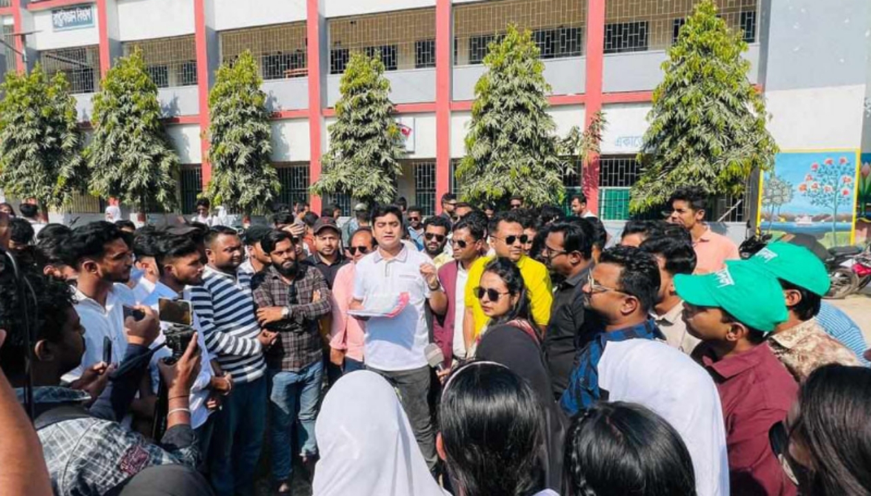 ‘পাঠ্যপুস্তকে আবু সাঈদ-মুগ্ধর সঙ্গে ওয়াসিম আকরামের নাম না রাখা বৈষম্যমূলক’