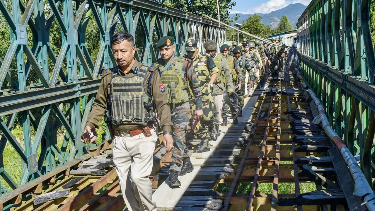 দাঙ্গা জর্জরিত মণিপুরে ৫ সহস্রাধিক আধাসামরিক সেনা পাঠাচ্ছে দিল্লি