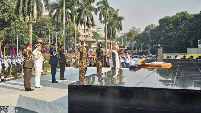 শিখা অনির্বাণে রাষ্ট্রপতি ও প্রধান উপদেষ্টার শ্রদ্ধা