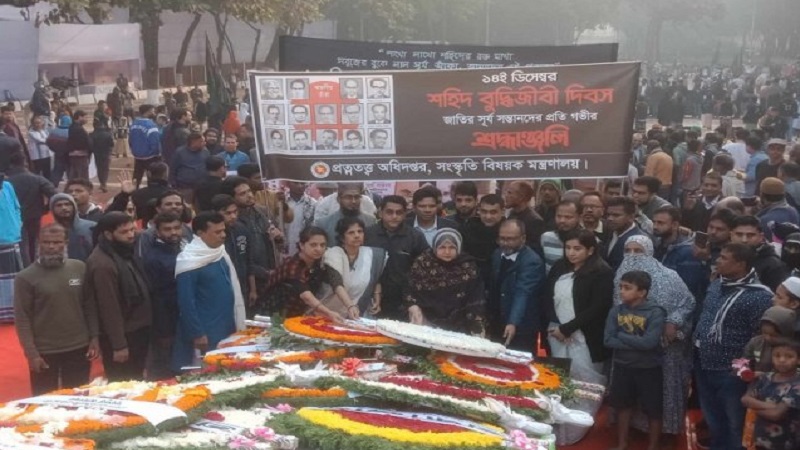 সূর্যসন্তানদের শ্রদ্ধা জানাতে শহিদ বুদ্ধিজীবী স্মৃতিসৌধে মানুষের ঢল