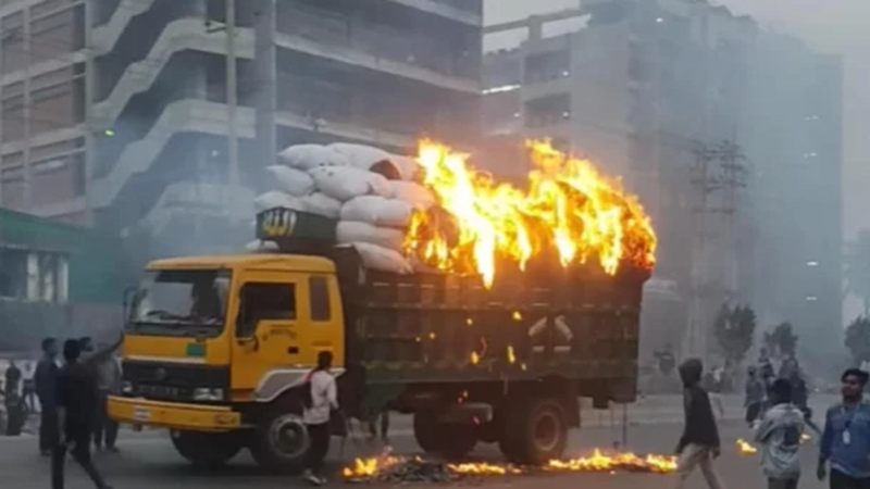 সাভারে বেক্সিমকো শ্রমিকদের মহাসড়ক অবরোধ, ৩ গাড়িতে আগুন