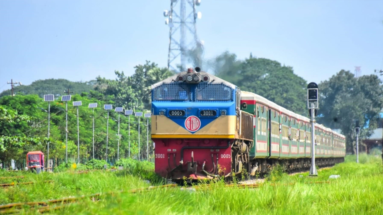 ৩০ ঘণ্টার ভোগান্তি শেষে ঘুরল ট্রেনের চাকা