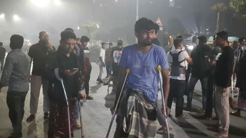 পঙ্গু হাসপাতালের সামনে আন্দোলনে আহতদের সড়ক অবরোধ