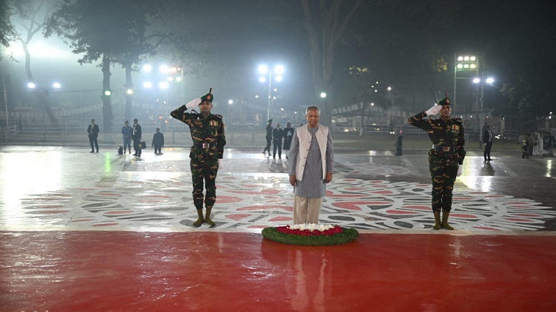 শহীদ মিনারে প্রধান উপদেষ্টার শ্রদ্ধা