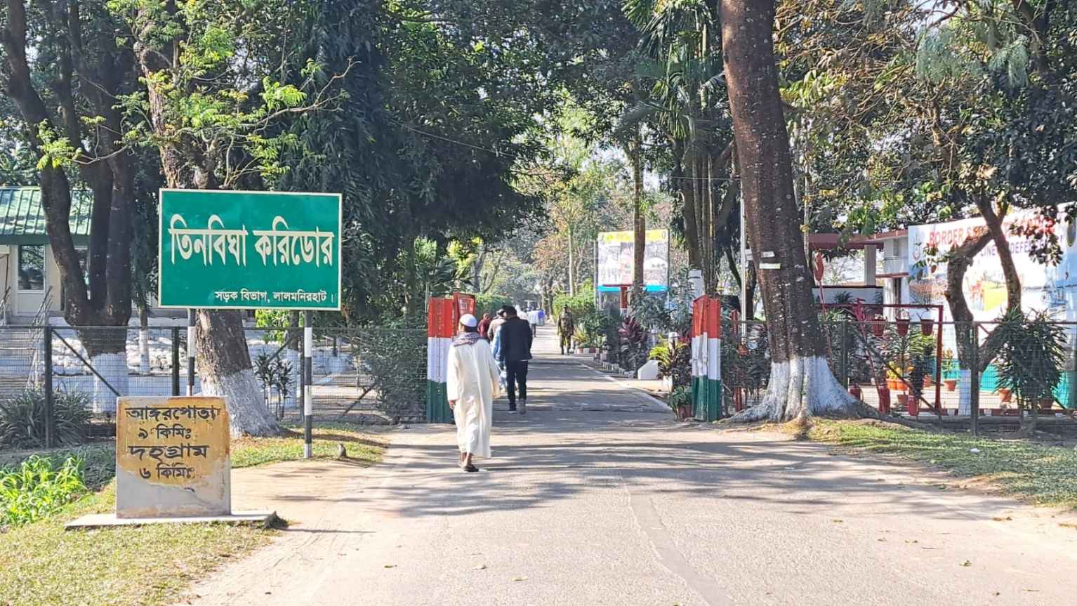 গভীর রাতে সীমান্তে বিএসএফের কাঁটাতারের বেড়া নির্মাণ, বিজিবির বাধা