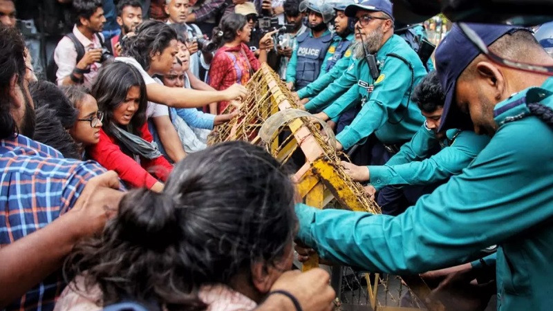 যমুনা অভিমুখে ধর্ষণবিরোধী পদযাত্রায় পুলিশের বাধা, হাতাহাতি